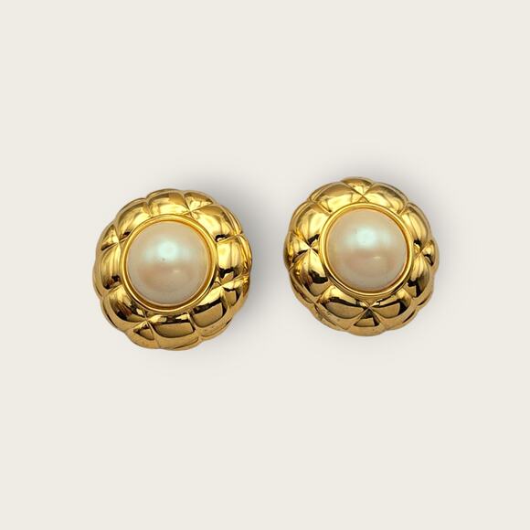Vintage 1980s Gold Quilted Pearl Clip-On Earrings – Classic Old Money Style - Picture 3 of 8